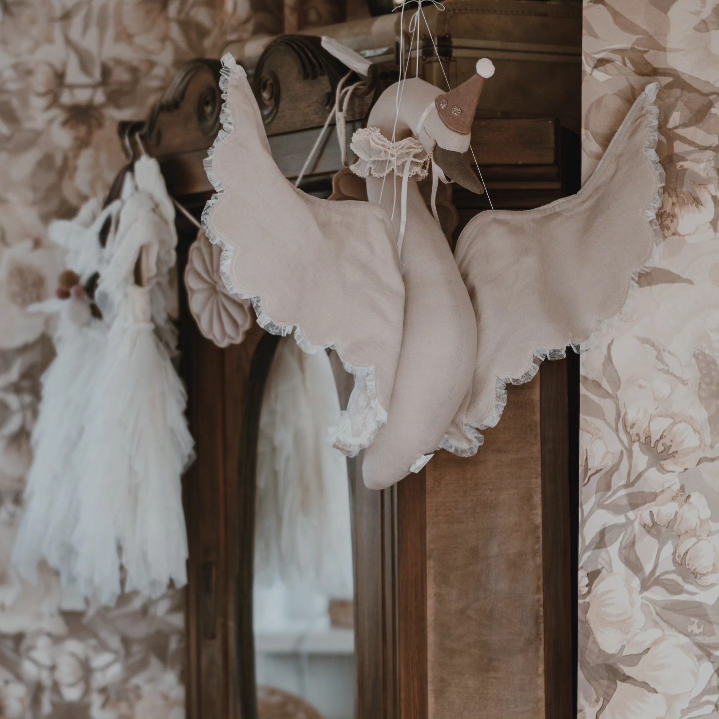 Linen Swan - Pink Cap