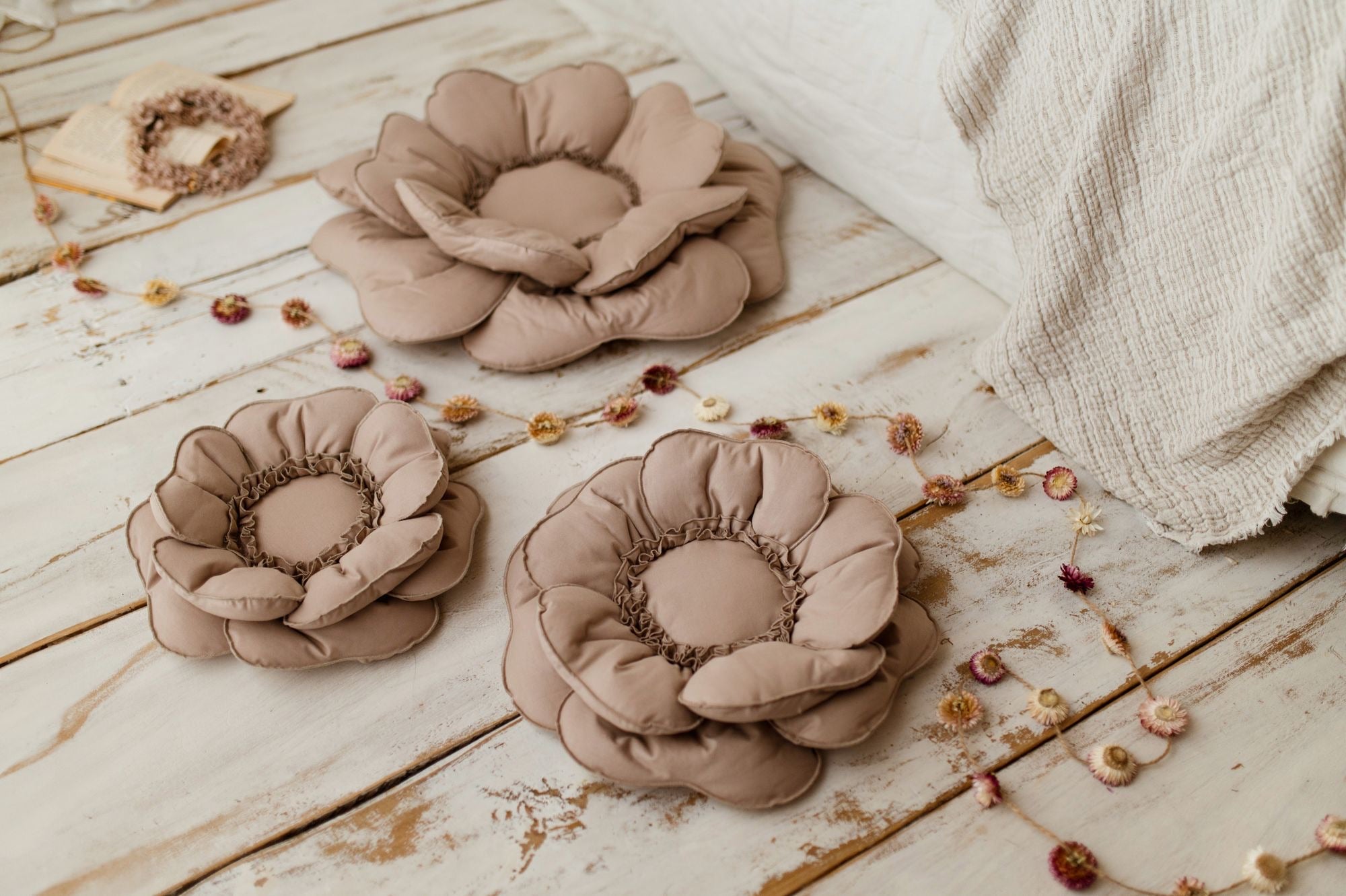 Flower cushions (beige 40cm)
