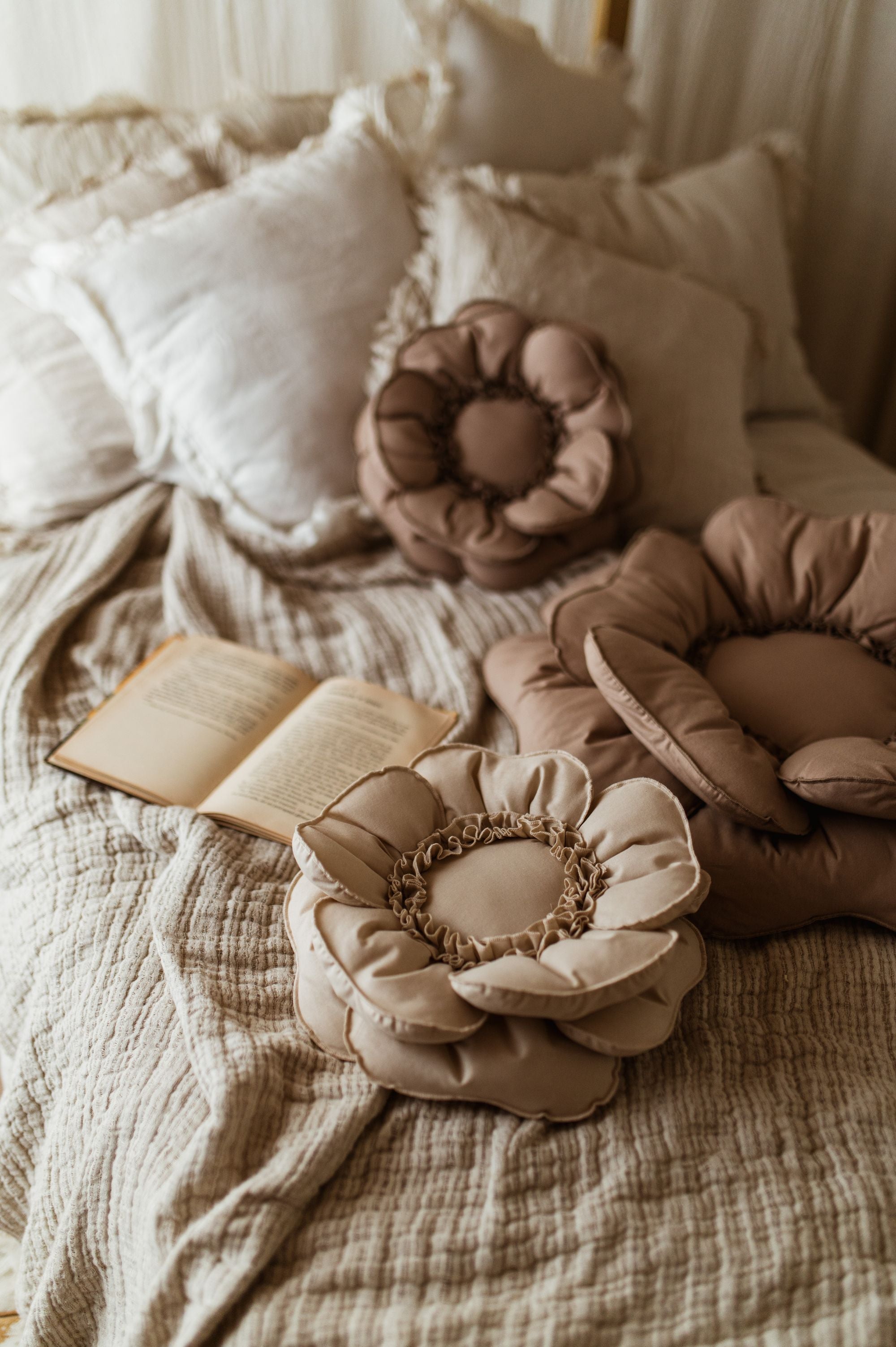 Flower cushions (beige 40cm)